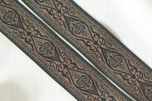 Slip Lead 1.5″ Black and Tan Vintage Trim